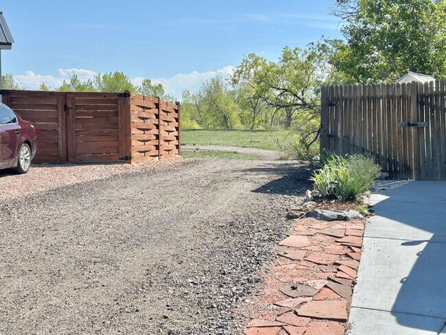 Building Photo - "Charming Home in the Cottonwood Community!"