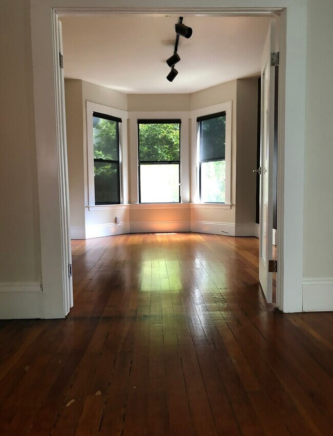 Building Photo - 261 Clara St