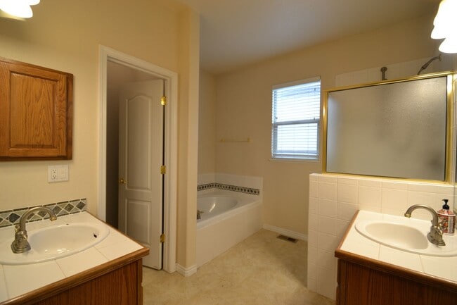 Building Photo - 2721 Crooked Vine Ct