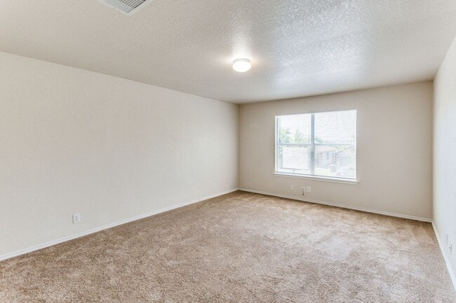 Building Photo - 3 Bedroom/2 1/2 Bath Dover Subdivision