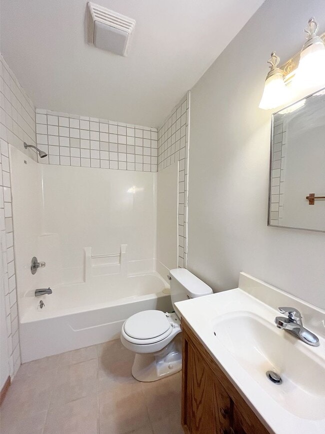 Building Photo - Well-Maintained 2 Bedroom!