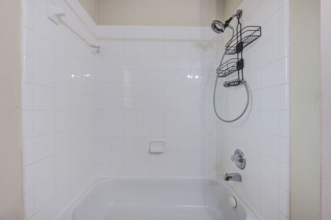 Building Photo - 4 Bed 3 Bath Home in Heritage Park!