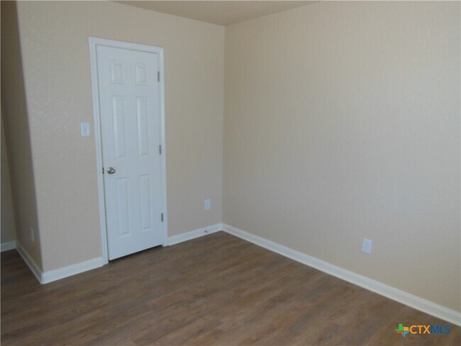 Building Photo - 455 Roadrunner Ave