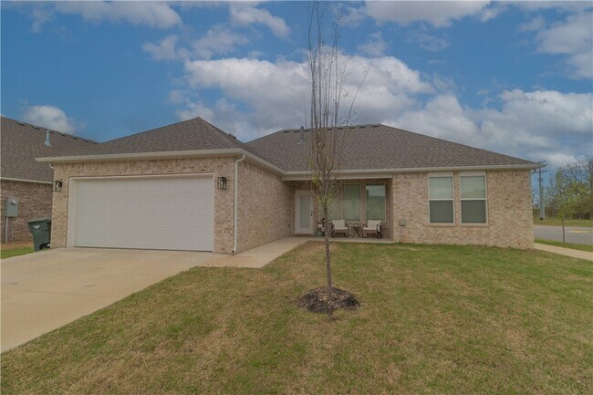 Building Photo - 112 S Broyles Ave