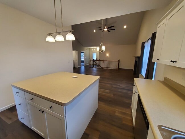 Building Photo - Charming 3-bedroom/2-bathroom duplex home in Washington, IL