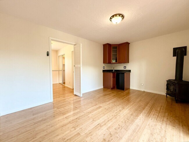 Building Photo - Gorgeously Updated 4-Bed/3-Bath Home & Ent...