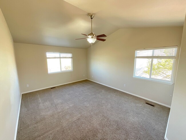 Building Photo - 3 Bedroom Home Available Near N Powers Blv...
