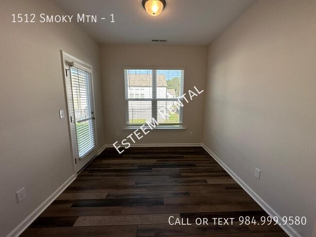 Building Photo - 1512 Smoky Mountains St