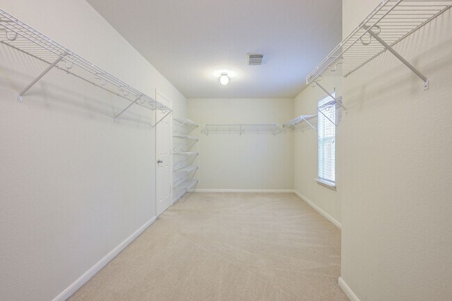 Building Photo - 4 Bed 3 Bath Home in Heritage Park!