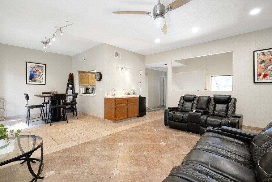 Building Photo - 14500 Las Palmas Dr