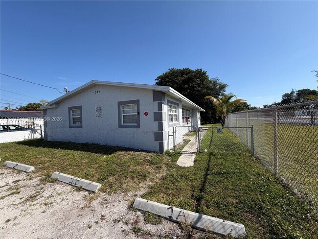 Building Photo - 1041 NW 7th Ct
