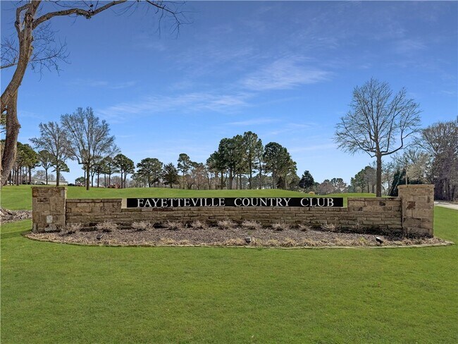 Building Photo - 315 E Fairway Ln