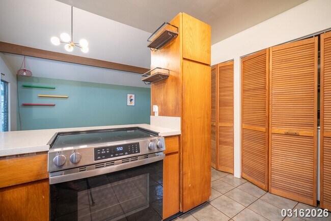Building Photo - 4 Bed 3 Bath in Kalihi Valley