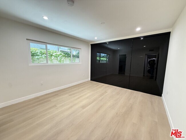 Building Photo - 322 S Swall Dr