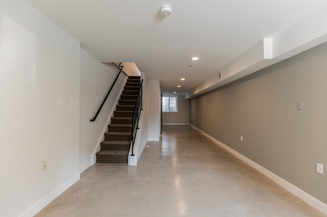 Building Photo - 1245 N Myrtlewood St