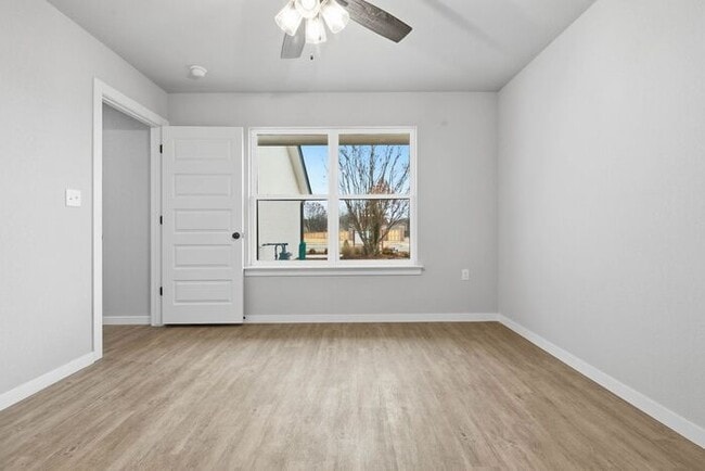 Building Photo - All Appliances Included! Lawn Care Included! Fully Remodeled 2/1/1 Broken Arrow!