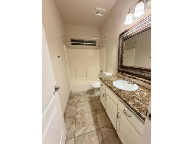 Building Photo - Dont miss this open concept, big kithen wi...