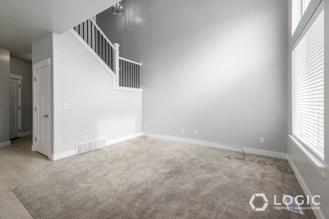 Building Photo - Gorgeous Townhome in Great Location!