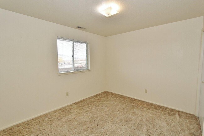 Building Photo - 639 N Moffatt Ave