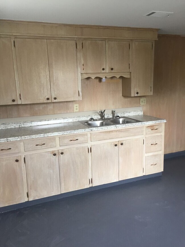 Building Photo - LARGE Spacious 5 bedroom 3 bathroom House