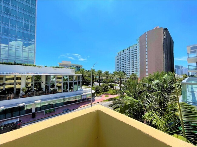 Building Photo - 2924 Collins Ave