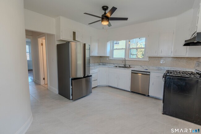 Building Photo - 2 Maplewood Terrace