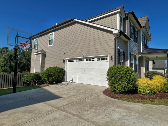 Building Photo - Estate STYLE home with pool and basement i...