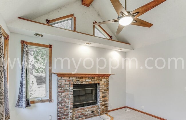 Building Photo - Beautiful 2 Bedroom / 1 Bathroom Home | Ne...