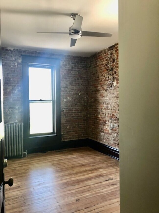 Building Photo - 1347 Park St