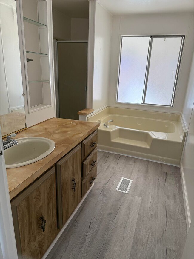 Building Photo - 3 bedroom 2 bath home in quiet neighborhood