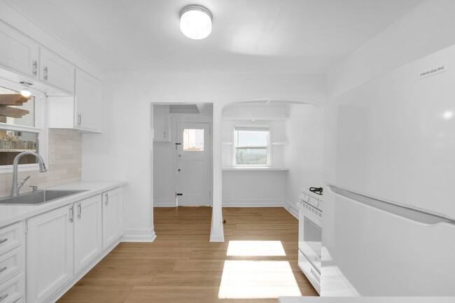 Building Photo - Beautiful bright 2 bedroom in Belmont Shore!