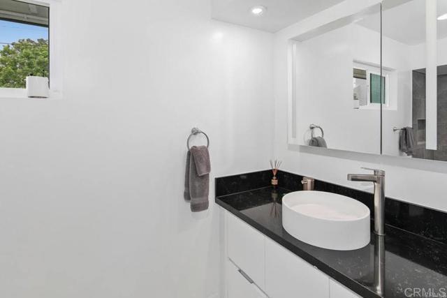 Building Photo - 6073 Avenida Chamnez