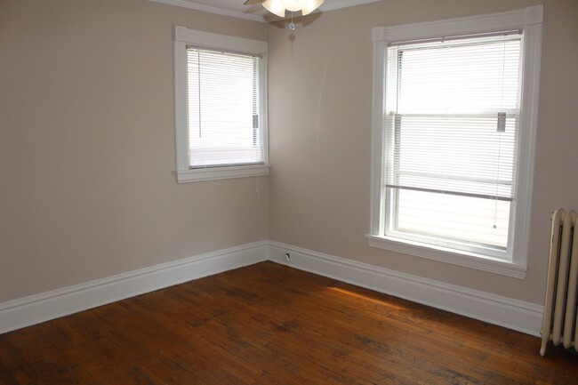Building Photo - 2 BR Close to Medical Mile with hardwood f...