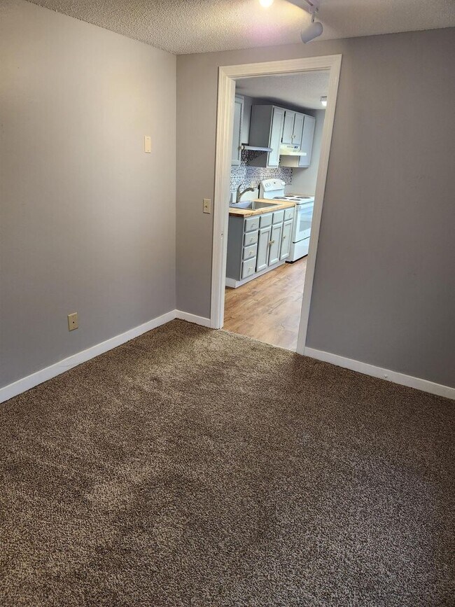 Building Photo - 7 Western Ave