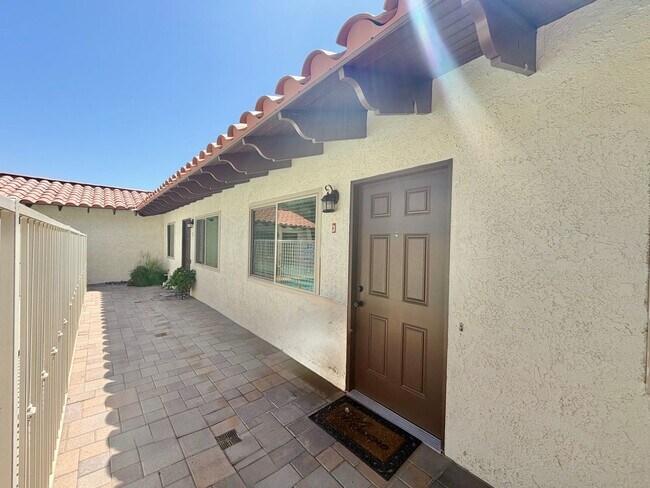 Building Photo - AVAILABLE NOW!! 2 Bedroom 1 Bathroom apartment in Palm Springs!