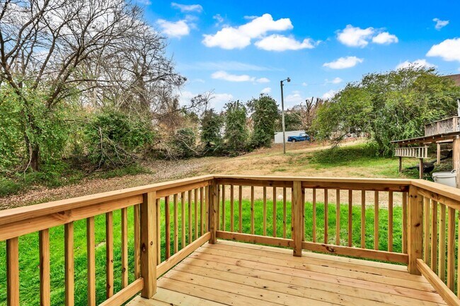 Building Photo - 420 S 2nd St