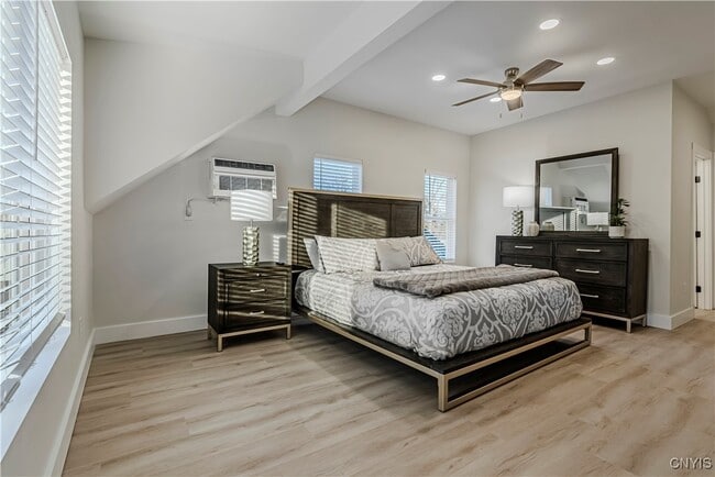 Building Photo - 1104 Main St