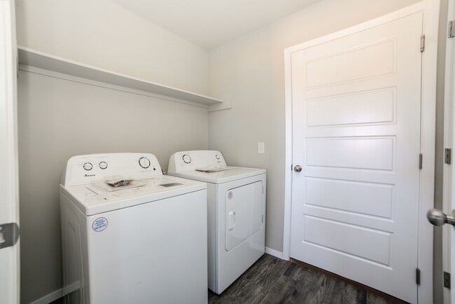 Building Photo - Beautiful Newer 3 Bedroom, 2 Bath Home Move-In Ready