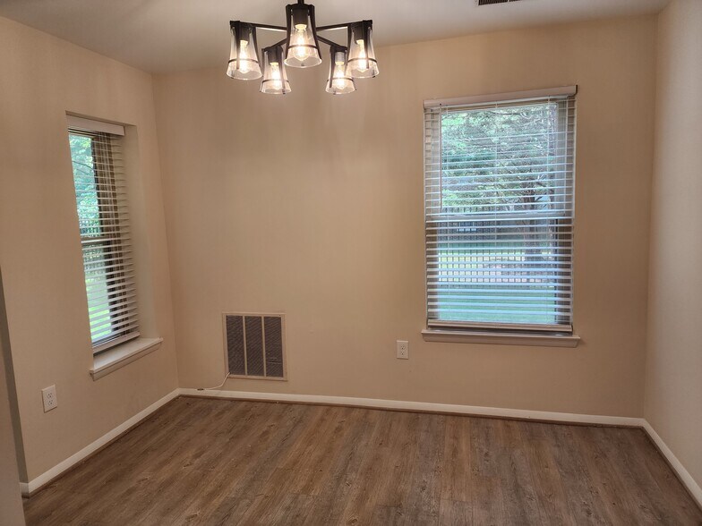 Dining - 7908 Pearlbush Dr