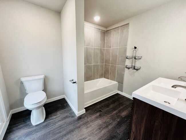 Building Photo - Modern Two Bedroom Two Full Bath House