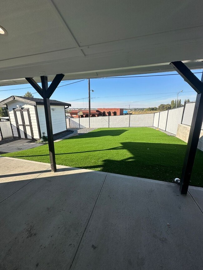 Building Photo - Recently Remodeled, Large 1 bedroom Duplex