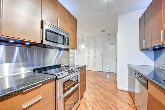 Building Photo - 1551 Cortlandt St