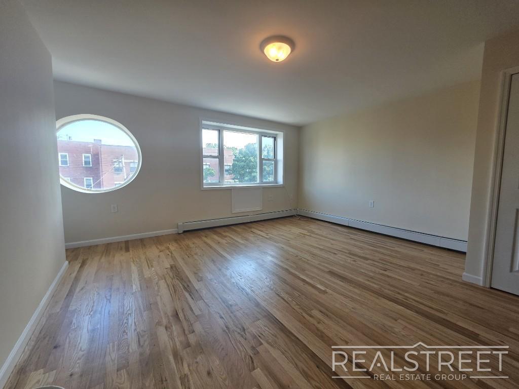 Building Photo - Spacious 2-3 Bed, 2 Bath Apartment with In...