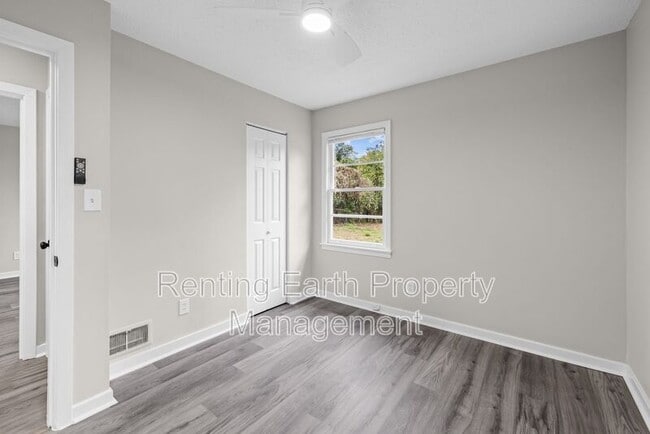 Building Photo - 737 84th Pl S