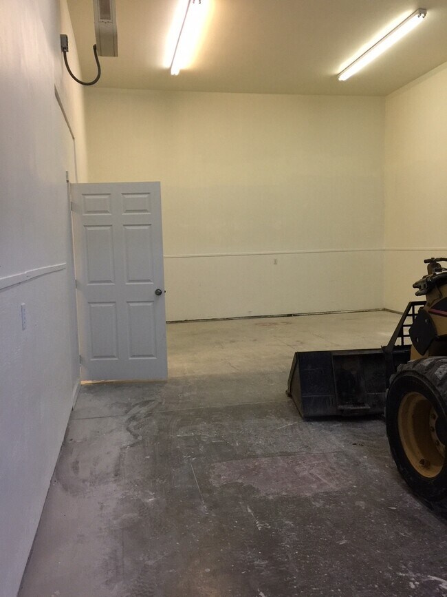 Building Photo - Residence with Large Shop in Ephrata