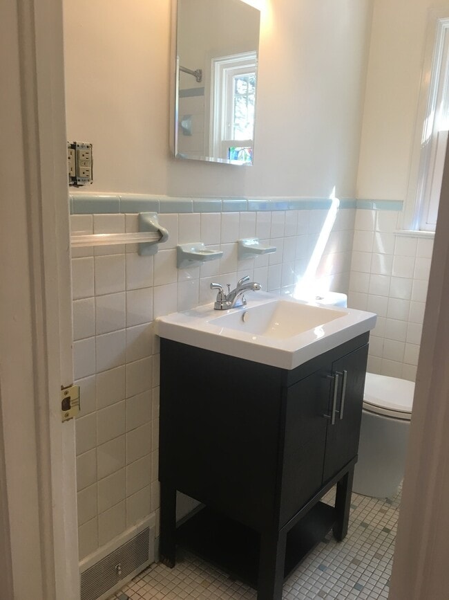 Building Photo - Wonderful Kenilworth location! Lovely landscaping and beautiful hardwood flooring!