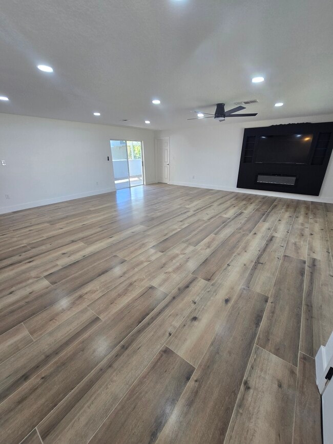 Building Photo - 383 Floral Dr