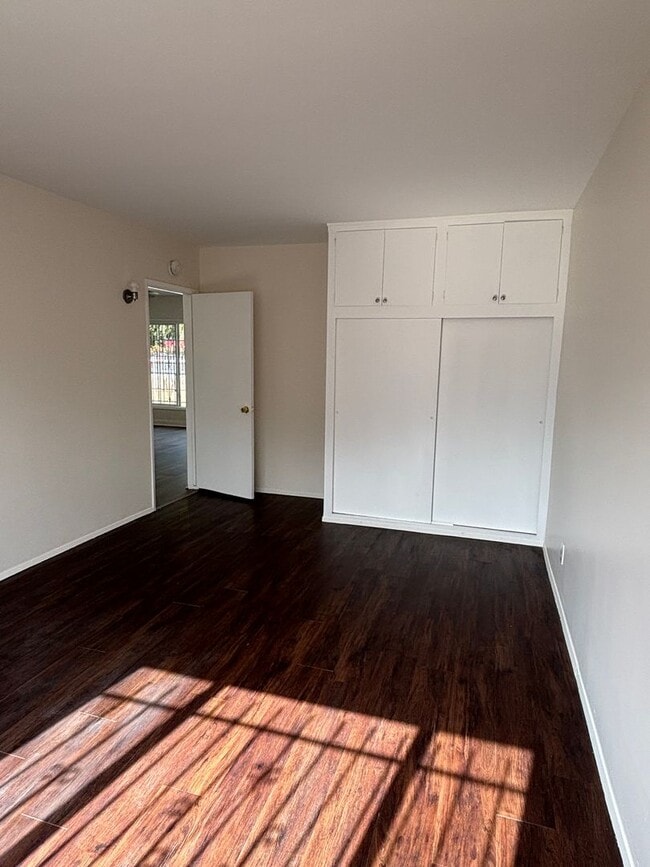 Building Photo - 2400 E 130th St