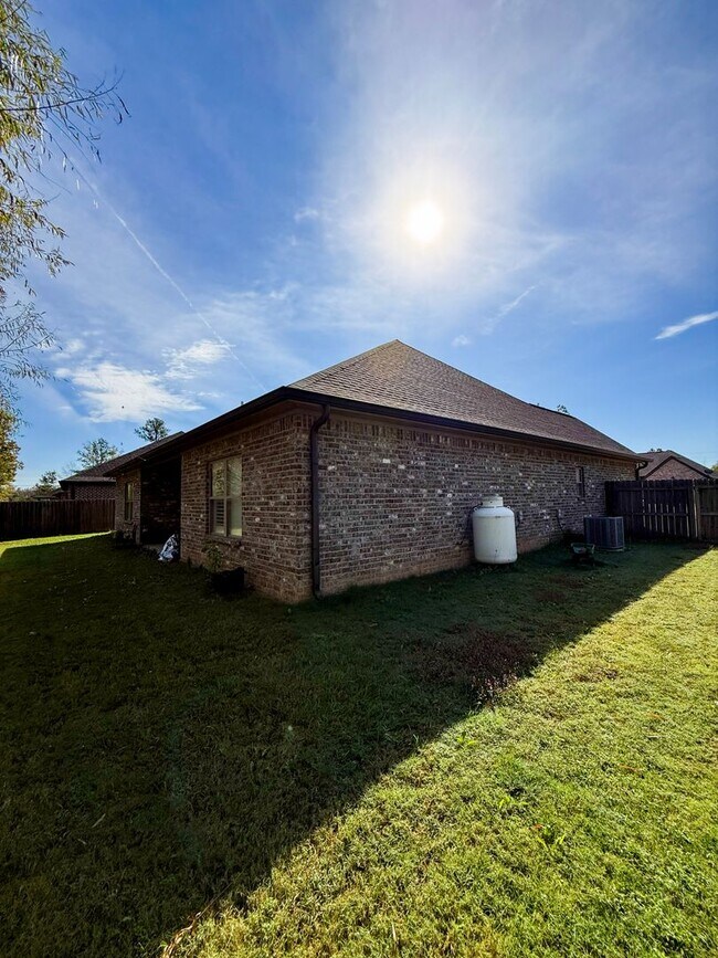 Building Photo - Beautifully Designed Home with Luxury Features – $2,400/Month