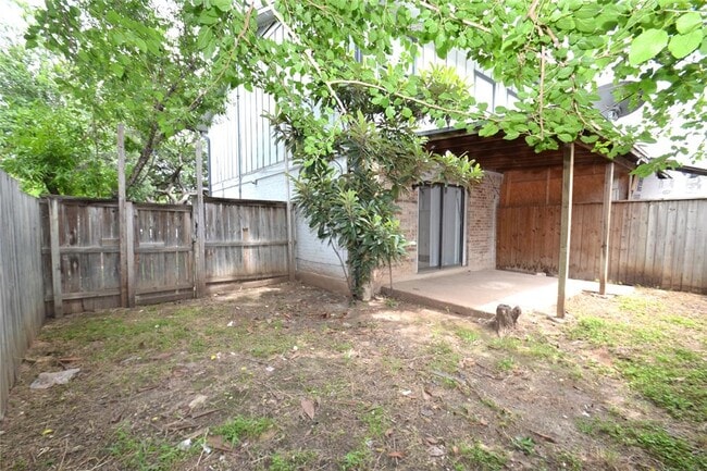 Building Photo - 1202 Southport Dr